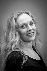 Katrine er både skodespelar og klassisk songar, og debuterte på theater an der wien i østerrike i 1994 med musikalen elisabeth. Raudehette Og Ulven Teater Vestland