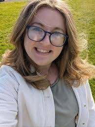 Dee Reid's Instagram, Twitter & Facebook