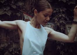 She was born in elmalä±, turkey. Burcu Biricik Beyaz Elbisesiyle Poz Verdi Kenty Haber Turkiyedeki Tum Haberler Turk Haberleri