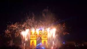 Las mejores felicitaciones de año nuevo para celebrar con amigos. Ano Nuevo Paris Le Da La Bienvenida Al 2020 Youtube