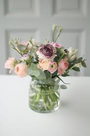 Fruhlingsstrauss Mit Ranunkeln Und Eukalyptus Fruhlingsstrauss Tischdekoration Hochzeit Blumen Blumen