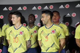 La selección colombia llega al encuentro ante perú ocupando la séptima posición de la tabla con 4 dirigió la selección de mayores hasta 2006, tiempo en que la selección jugó 40 partidos entre. Asi Ha Cambiado La Camiseta De La Seleccion Colombia A Traves De La Historia Goal Com