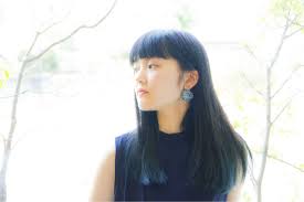 ぱっつん前髪と黒髪ロングは女性の顔に雰囲気を作り出してくれます 耳にかけてピアスを見せるとこんな雰囲気が ヘアスタイル ロング ロングヘア 黒髪