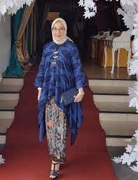 Dilihat dari belakang, bentuk tubuh ibu yang proporsional bagaikan gitar spanyol dengan lekukan besar dimulai dari pinggul dan berakhir di ujung bawah pantatnya. 23 Model Baju Ibu Ibu Jaman Sekarang Terbaru