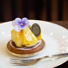 instagram 上的 てにすい タルトアナナスマングー パイナップルとマンゴーをカットして上からパッションフルーツをかけた鉄板の組合せ 更にライムを削ってライチの香り付けをするという魅力的な上部 スプーンだけでは切るのが困難なくらい硬い土台の