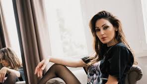 2021 il cantante mascherato (tv series) self. Anna Tatangelo Nuovi Progetti Per La Cantante Il Dettaglio Non Sfugge