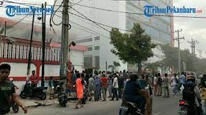 Dan syarat yang kedua adalah wajib memilikii hp. Pascaterbakar Plasa Telkom Warga Riau Hingga Sumbar Keluhkan Jaringan Begini Penjelasan Telkomsel Tribun Pekanbaru