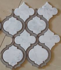 Quarzit ist ein hartes naturmaterial und eignet sich hervorragend als fliesen und natursteinmosaik im freien, weil sie sehr umwelteinflussresitent sind. Arabesque Marmor Mosaikfliesen Mix Glasfliesen Qinyuan Stein