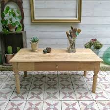 Sublimez vos espaces avec nos tables basses rondes, tables basses marbre. Decoration Vintage Ambiance Brocante Ancienne Table Basse En Bois Decapee Par Aerogommage Afin De Retrouver Le Table Basse Bois Table Basse Table Bois Brut