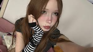 I like biting people >,…..,<