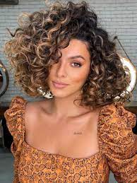 Non sai come scegliere il taglio di capelli ricci adatto a te? Balayage Capelli Ricci Come Schiarirli Senza Rovinarli