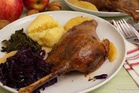 Aber womit soll man die traditionelle festtagsgans füllen? Gansebraten Mit Rotkohl Grunkohl Maronen Und Klossen Katha Kocht