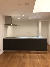 施工事例 シンプルでシックなキッチン シンプルの良さ キッチンをシンプルにする事で部屋の構造に遊び心を持たせても空間のバランスを保つことができます 代わりに色味でキッチンにアクセントをつければデザインの幅が広がります 家づくりをする上でどこに