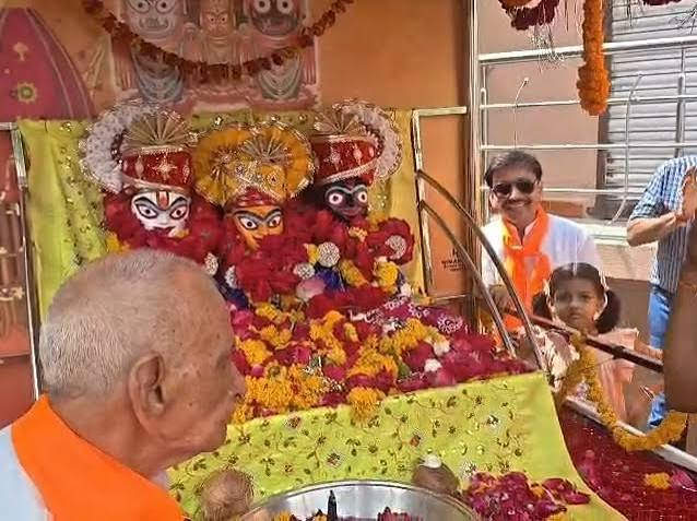 Shajapur Jagannath Rathyatra | Devotees Pull Chariot Amidst Flowers