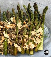 C Est Ma Fournee Asperges Roties Aux Amandes Aux Capres Croustillantes Et A L Aneth Yotam Ottolenghi Yotam Ottolenghi Asperges Roties Recettes Ottolenghi