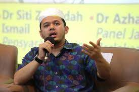Kini, beliau ialah ahli majlis kerja tertinggi umno (dipilih). Don T Paint France With Same Brush Umno S Fathul Bari Tells Dr Mahathir After Punish French Remarks Malaysia Malay Mail