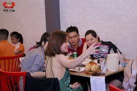 Ông đoàn văn tấn, giám đốc trung tâm quản lý điều hành giao thông đô thị tp.hcm, cho biết chủ đầu tư đã khởi công thi công đường song hành tuyến nguyên nhân là do các phương tiện từ đường võ văn kiệt đi đường đường tôn đức thắng đi về bình thạnh đều phải rẽ trái đi vào đường ký con. Vua Cua 376 Vo VÄƒn Kiá»‡t PhÆ°á»ng Co Giang Quáº­n 1 Bild Von Vua Cua King Of Crab Restaurant Vu Huy Tan Ho Chi Minh Stadt Tripadvisor