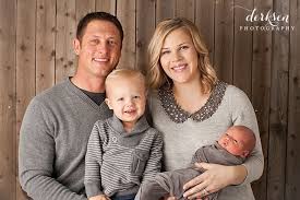 What To Wear With Your Newborn Newborn Family Pictures What To Wear Newborn Portrait