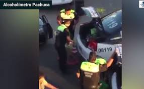 En un video difundido en redes sociales se ve a un grupo de policías que reaccionan contra un hombre y una mujer que los increpan por su conducta. Video Asi Captaron A Policias En Saqueos En Ecatepec