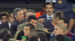 Mourinho le mete el dedo en el ojo a tito vilanova, y luego se burla de el. Jose Mourinho Gouges Eye Of Barcelona Manager After Branding It A Small Club Daily Mail Online