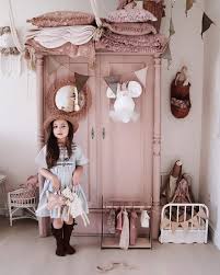 Weitere ideen zu babyzimmer, babyzimmer mädchen, ideen. Babyzimmer Einrichten Ideen Inspo Kinderzimmer Rosa Boho Vintage Schaukel Flohmarkt Diy Bauernschrank Madchen Neutra Girly Room Girl Room Kids Room Inspiration