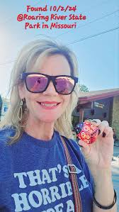 So cute 🥰. Painted rock 🩷