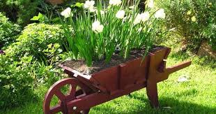 Diy Pallet Wheelbarrow Planter Carrinho De Mao Decoracao Com Plantas Artesanato Legal