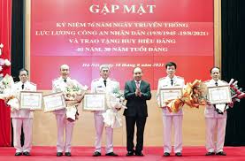 Hình như bị lúng túng cho quyết định của mình, nên ông chủ tịch giải thích: Xysuiyrn7besdm