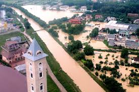 Hidrologii au emis cod rosu de inundații care vizează afluenții trotușului de pe raza județelor bacău și covasna. Alerta Hidrologii Au Emis Cod Rosu De Inundatii Pe Raul Bistrita Bacau Net