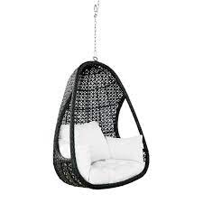 Fauteuil suspendu en bois épicéa fsc, coussin déhoussable d'extérieur grand confort taupe, l 121 cm x l 118 cm x h 69 cm. Fauteuil Suspendu De Jardin En Resine Tressee Noire Et Coussins Blancs Cuzco Maisons Du Monde