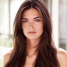 Lasciate i capelli lunghi e dategli movimento con un taglio scalato. Tagli Capelli Lunghi 2020 Gli Hairstyle Di Tendenza Per Chiome Extra Long Capelli Scalati Castani Capelli Lunghi Sfilati Tagli Capelli Lunghi