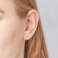 Trick to remove piercing earrings easily. How Long Till I Can Take Out My Earrings Leyloon