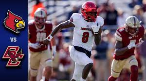 Lamar jackson had a monster game against syracuse, but no play was more impressive than when he hurdled a syracuse. Reliving Lamar Jackson S 10 Best Moments As A Louisville Cardinal