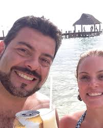 Bolo de massa de chocolate com brigadeiro de ninho com geleia de frutas  vermelhas e brigadeiro de pistache com cobertura de buttercream de pistache  😱