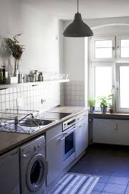 Helle Und Vollausgestattete Kuche Mit Waschmaschine Und Regalboard In Berlin 2 Zimmerwohnung In Berlin Neukolln Trautes Heim Kuchen Inspiration Wohnung