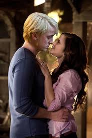 Draco malfoy, ante la prolongada ausencia de la profesora de runas antiguas, se dedica a revolucionar la clase a sus anchas con ayuda de sus colegas, impidiendo estudiar. Draco Malfoy And Hermione Novocom Top