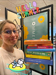 📚Her er min sommerferiebogstak!📚, En god blanding af voksen- og  ungdomsbøger som jeg glæder mig til at forsvinde ind i…kan dog afsløre at  “10 dage i juni” af Line Wenzel er læst og jeg er fan🫶🏻, 1. ...
