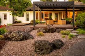 Ici en version tomte suedois, ce gnome de. Jardin Moderne Avec Du Gravier Decoratif Galets Et Plantes Jardin Moderne Amenagement Jardin Jardin Japonais Moderne