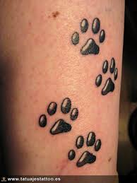 Motiv tetování psí tlapky nebo tlapek patří k oblíbeným motivům, který díky jednoduchému tvaru pozná každý. Huellas Perros Pawprint Tattoo Paw Print Tattoo Paw Tattoo