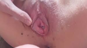 Chatte taillée en gros plan, baise et éjaculation