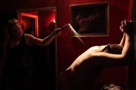 Britten verbieden vernederende porno: alleen nog fijne seks | de Volkskrant