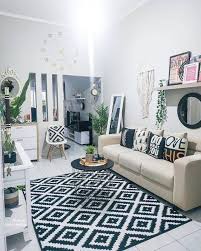 Untuk konsep ruang tamu minimalis adalah simple, jadi jangan terlalu banyak menggunakan hiasan pada ruang tamu yang sempit karena akan membuat kesan ruang tamu menjadi lebih sempit. 12 Cara Hias Ruang Tamu Sempit Agar Nampak Lebih Luas Menarik Ilham Media