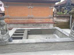 Kolam yang terlalu dalam juga akan susah untuk dibersihkan lebih rutin, sehingga memudahkan timbul lumut ataupun kadar air kolam yang lebih mudah keruh karena hal tersebut. Hobby Baru Ikan Koi Blog Nak Belog