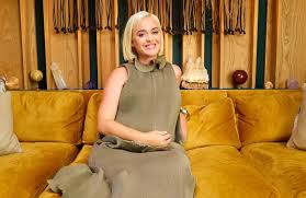 Katy perry jokes that he is a 'little overdressed' for the beach. Katy Perry Keine Sorge
