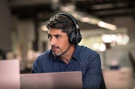 Un écouteur est un dispositif qui se place dans une oreille et qui permet de restituer des contenus sonores. Casque Audio Ou Ecouteurs Quelle Ecoute Nomade Choisir Conseils D Experts Fnac