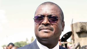 Presidente moçambicano exonera ministro da Defesa