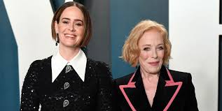 The ratched star sees their generational difference. Sarah Paulson On Her 32 Year Age Gap With Holland Taylor