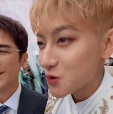 HOÀNG TỬ THAO LIVESTREAM ĐÁM CƯỚI =)))) Chú rể sồn nhất dải ngân hà là anh  =)))) Khúc này ảnh hí hửng ôm vai bạn bè xong nói với mọi người đang