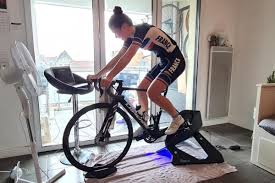 Gamin velo accompagné d'équipiers qui jalonnent notre respect. Les Mondiaux De Zwift Vus De L Interieur Par La Francaise Marie Le Net L Equipe