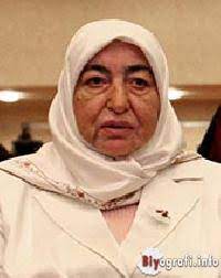 Binali yıldırım'ın eşi semiha yıldırım emekli öğretmen. Semiha Yildirim Biyografi Info